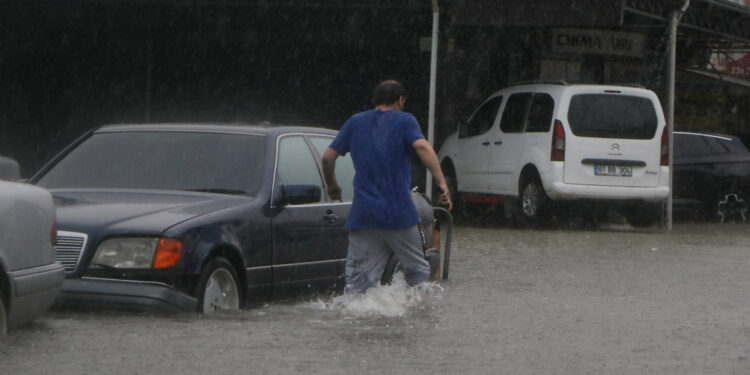 Samsun'da sağanak sele yol açtı; caddeler göle döndü
