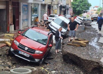 Samsun'da sağanak yağış; yollar yarıldı, araçlar içine düştü