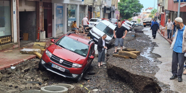 Samsun'da sağanak yağış; yollar yarıldı, araçlar içine düştü