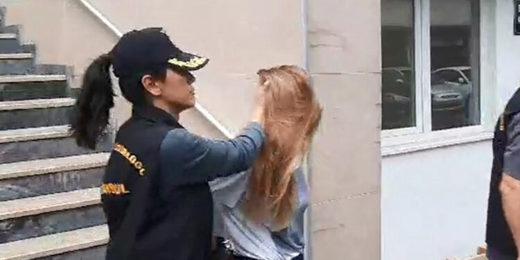 Sanat yazarı Funda Demir, eski eşinin boğazını kesti