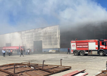 Şanlıurfa'da geri dönüşüm fabrikasında yangın