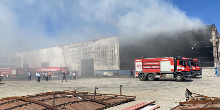 Şanlıurfa'da geri dönüşüm fabrikasında yangın