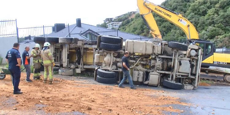 Sarıyer'de hafriyat kamyonu devrildi