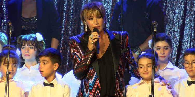 Şarkıcı Sıla lösemiyi yenen çocuklarla sahne aldı