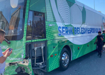 Serik Belediyespor takım otobüsü, otomobille çarpıştı: 1 yaralı