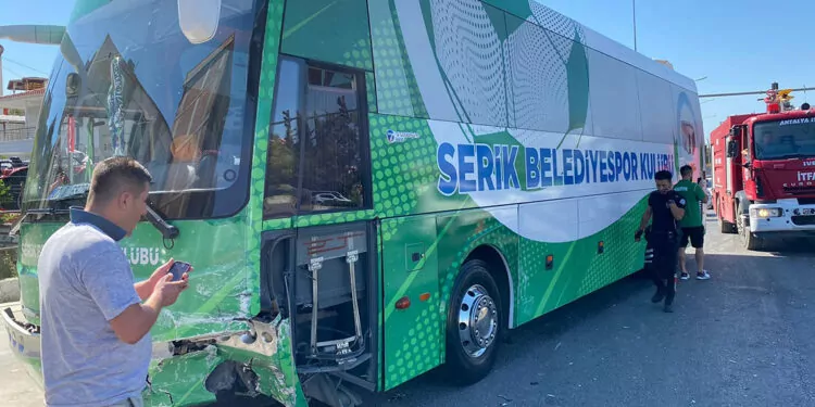 Serik belediyespor takım otobüsü, otomobille çarpıştı: 1 yaralı