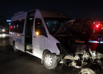 servis minibüsü ile otomobil çarpıştı: 6 yaralı