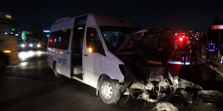 servis minibüsü ile otomobil çarpıştı: 6 yaralı