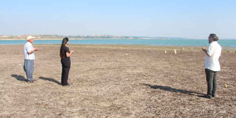 Seyhan Baraj Gölü'nde sular çekildi, mezarlık ortaya çıktı