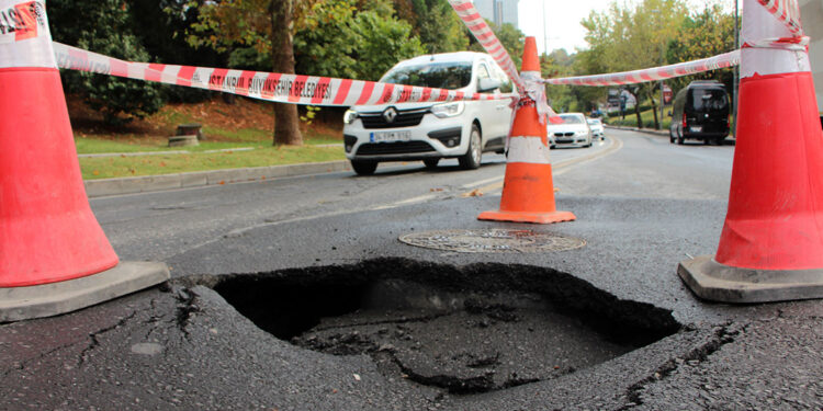 Şişli'de sağanak yağış nedeniyle yol çöktü