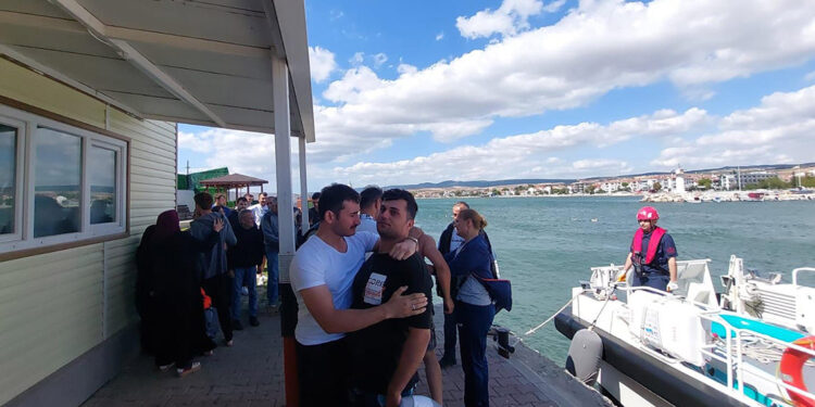 Şişme botla sürüklenen 4 kişi, 13,5 saat sonra kurtarıldı