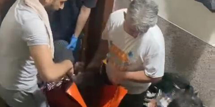 Su baskınında evinde mahsur kalan yatalak hasta kurtarıldı