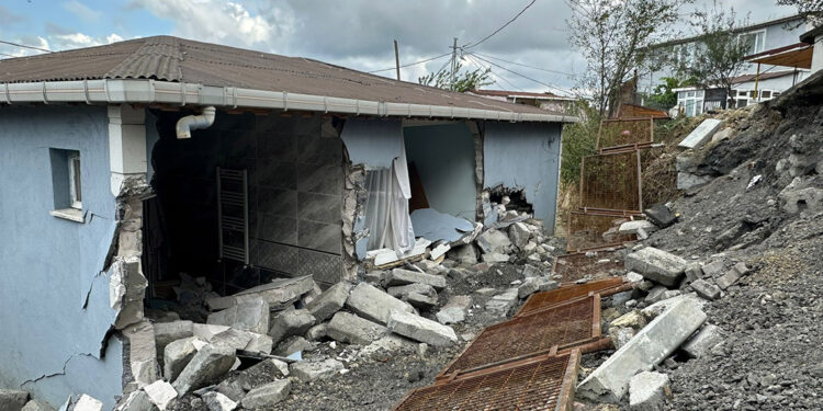 Sultangazi'de istinat duvarı evin üzerine yıkıldı