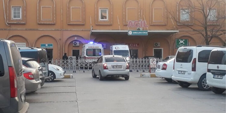 TIR ile çarpışan kamyonetteki 1 kişi öldü, 8 kişi yaralandı