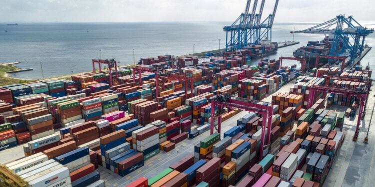 TÜİK: Ağustosta ihracat arttı, ithalat azaldı