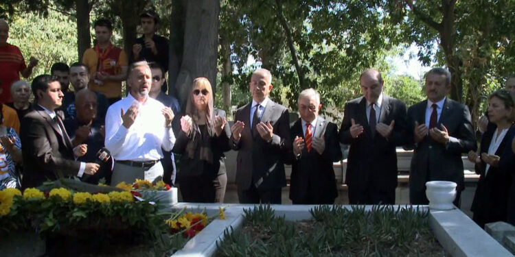 Taçsız Kral lakaplı Metin Oktay, mezarı başında anıldı