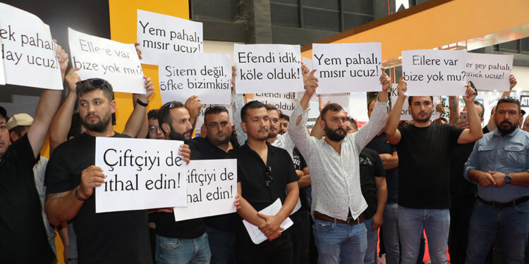 Tarım fuarı açılışında çiftçilerden 'maliyet' protestosu