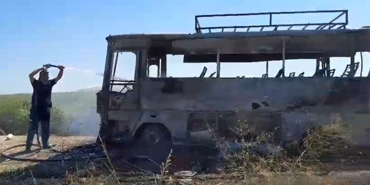 Tarım işçileri şoförüyle tartıştıkları midibüsü yaktı