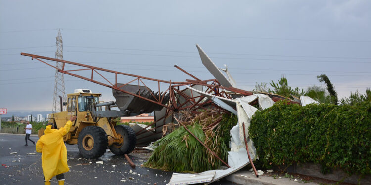 Tarsust'a fırtınada 2 okulun çatısı uçtu, ağaçların dalları kırıldı