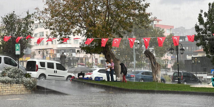 Tekirdağ'da sağanak yağış etkili oldu