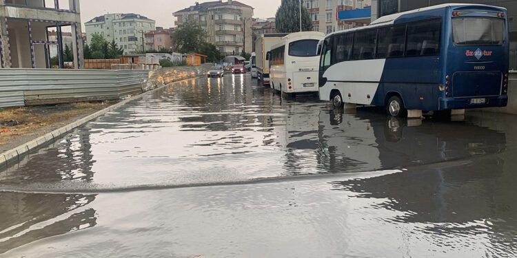 Tekirdağ'da sağanak yağış etkili oldu