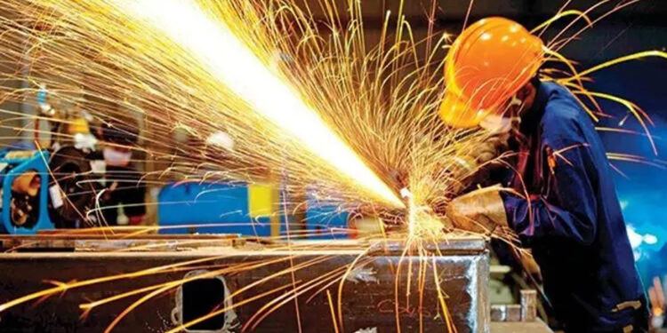 Temmuz ayında yıllık sanayi üretimi yüzde 7,4 arttı