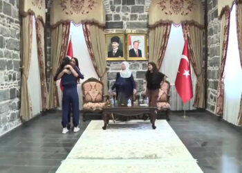 Teslim olan terör örgütü mensubu annesiyle buluştu