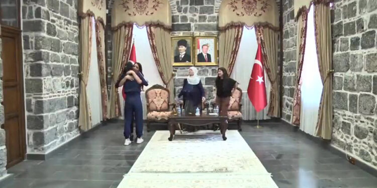 Teslim olan terör örgütü mensubu annesiyle buluştu