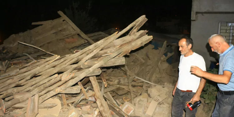 Tokat'ta tek katlı ahşap ev çöktü; 1 kişi enkazda kaldı
