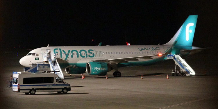 Trabzon-Cidde seferi için havalanan uçağın motoru alev aldı