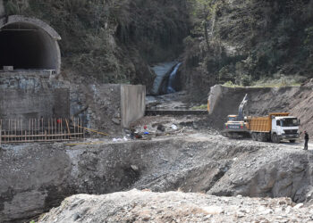 Trafiğe kapanan Karadeniz-Akdeniz yolunda çalışma