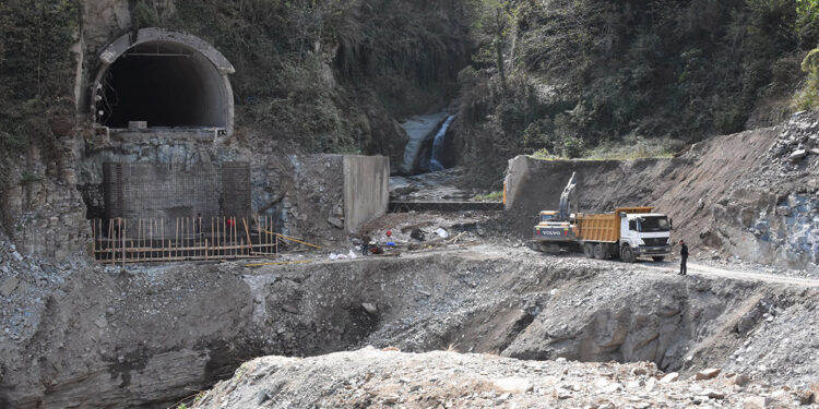 Trafiğe kapanan Karadeniz-Akdeniz yolunda çalışma