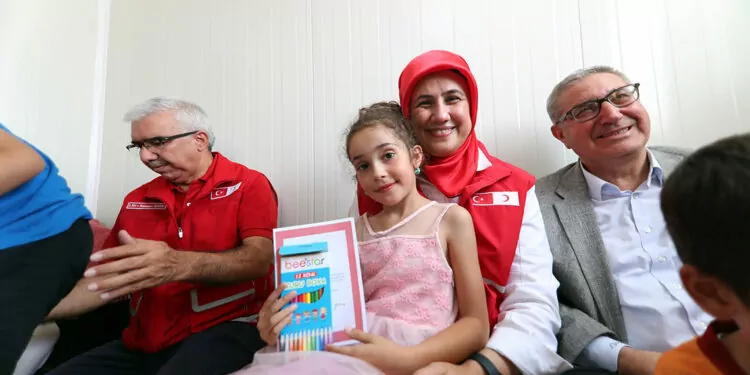 Türk kızılay'dan depremzede 50 bin çocuğa eğitim desteği