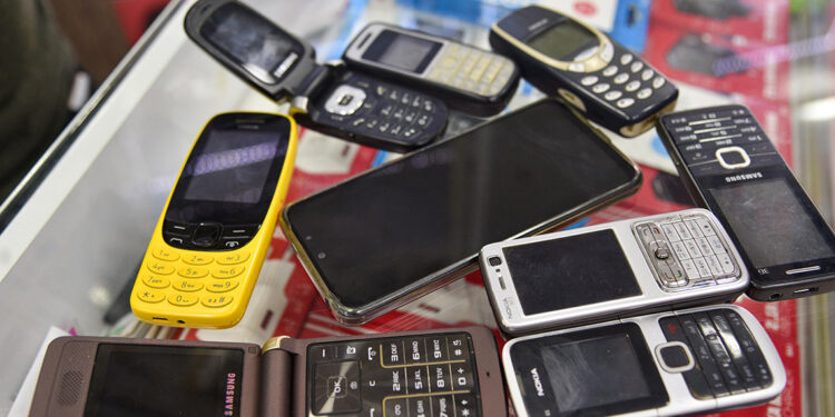 Tuşlu telefon kullanıcısı artınca hurdası bile para etti   