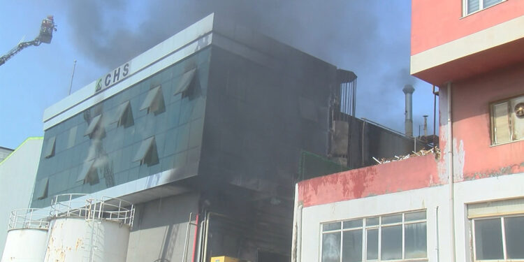 Tuzla'da endüstriyel yağ üretimi yapan fabrikada yangın 