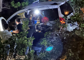 Uçuruma yuvarlanan araçta boğazı kesilmiş cesedi bulundu