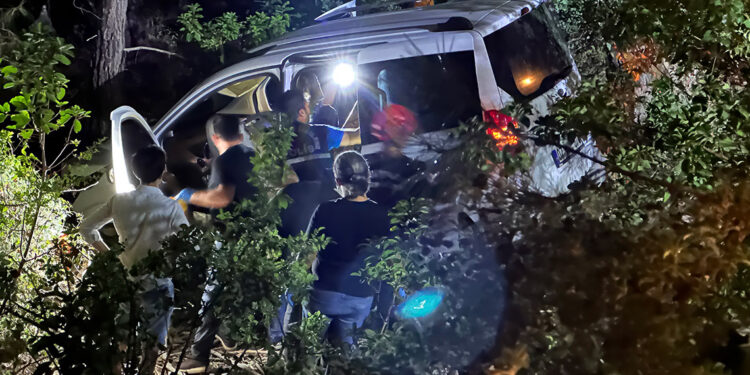 Uçuruma yuvarlanan araçta boğazı kesilmiş cesedi bulundu