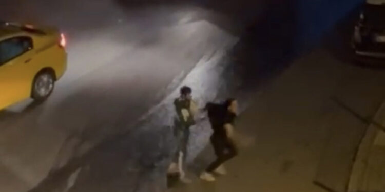 Ümraniye'de tartıştığı kadını sokak ortasında darbetti