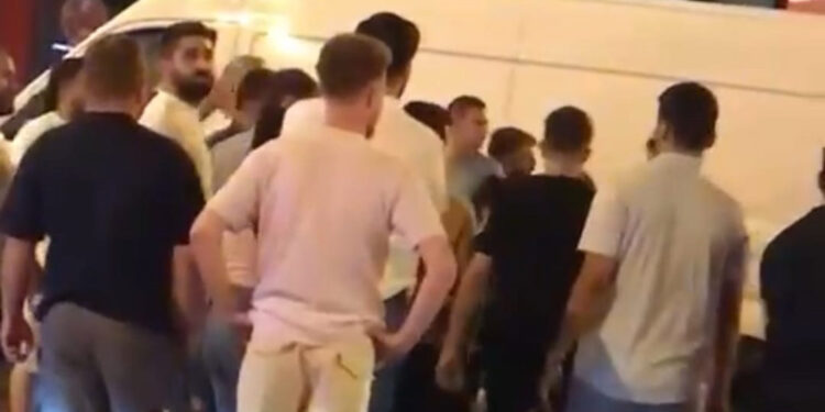 Üsküdar'da sözlü taciz iddiasıyla tekme tokat dövüldü