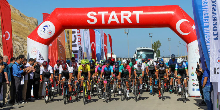 Van'da 'Tour of Van' uluslararası bisiklet yarışları başladı
