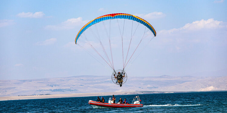 Van'da yamaç paraşütü ve paramotor şampiyonası