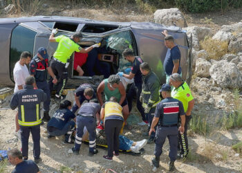 Virajı alamayan otomobil uçuruma yuvarlandı: 4 yaralı
