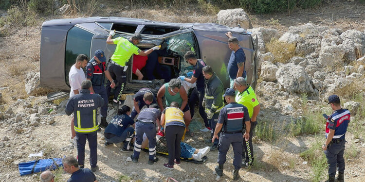 Virajı alamayan otomobil uçuruma yuvarlandı: 4 yaralı