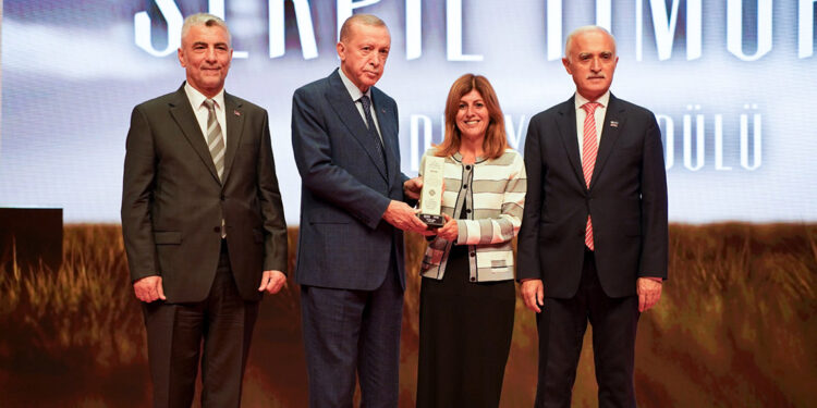 Vodafone Avrupa CEO’su Serpil Timuray’a ‘İş Dünyası Ödülü’