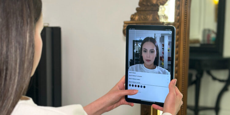 Vodafone, ‘Dijital Ayna’ ile makyaj ve teknolojiyi birleştirdi