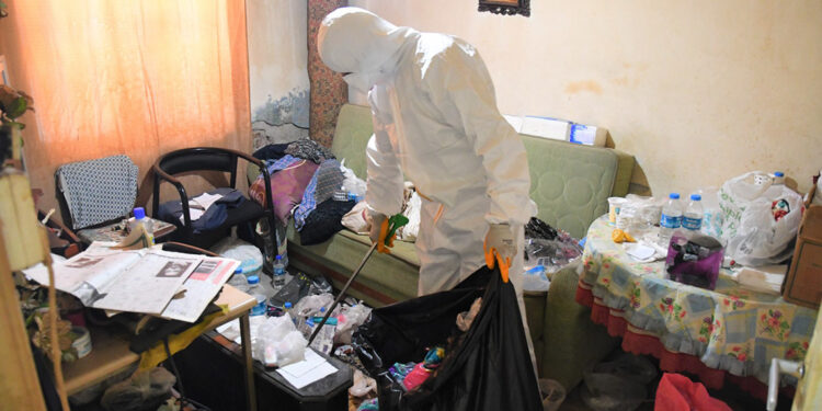 Yalnız yaşayan kadının evinden 2 kamyon çöp çıkarıldı