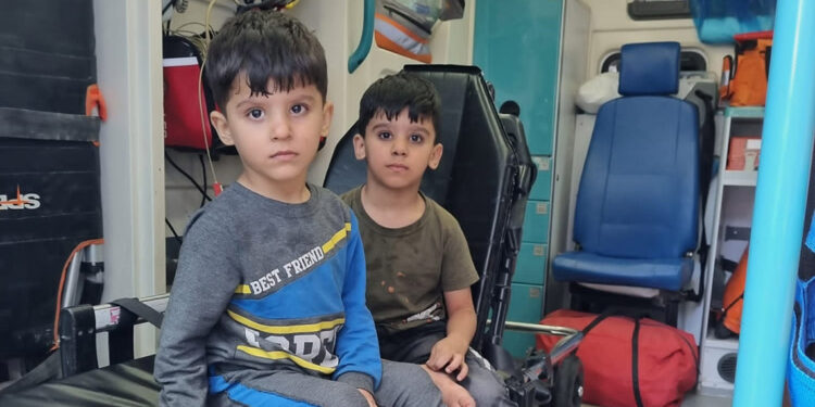 Yangında evde mahsur kalan 2 çocuğu mahalleli kurtardı