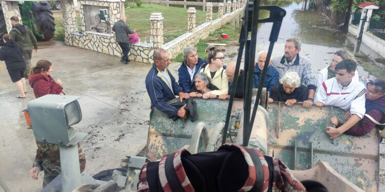 Yunanistan'ın sel altında kalan Kardiçe kentinde ordu görevde