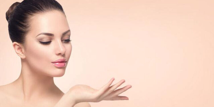 Yüz ve boyun germe işlemleri daha genç bir görünüm sağlıyor