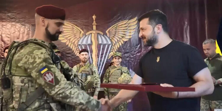 Zelenski’den cephe hattına ziyaret